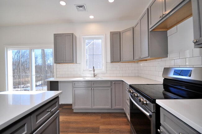 Building Photo - 309 Main St