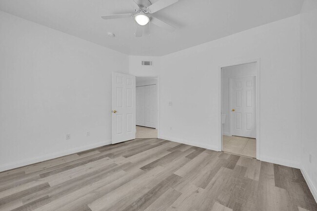 Building Photo - 2 BEDROOM 2 BATH CONDO NEW FLOORING