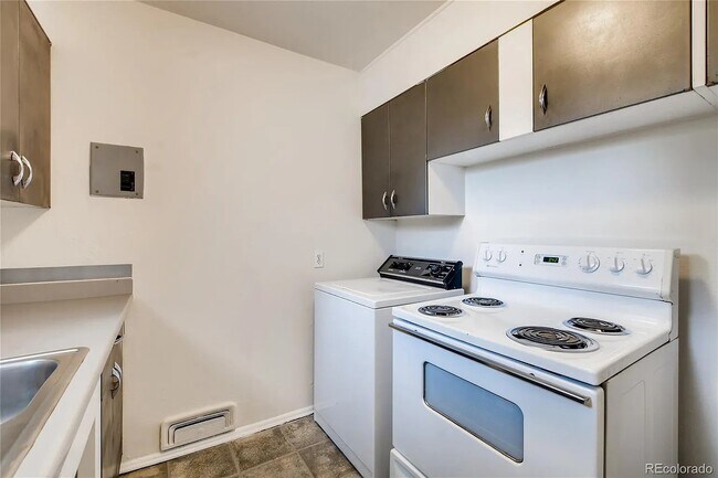 Building Photo - 1255 S Grape St