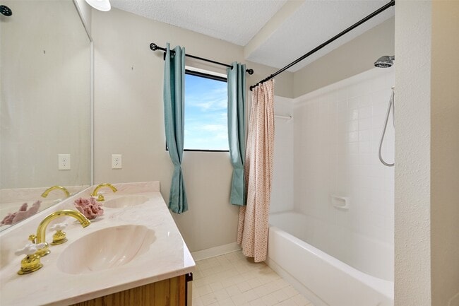 Building Photo - 7700 Seawall Blvd