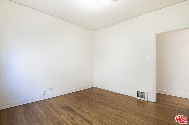 Building Photo - 126 N Sycamore Ave