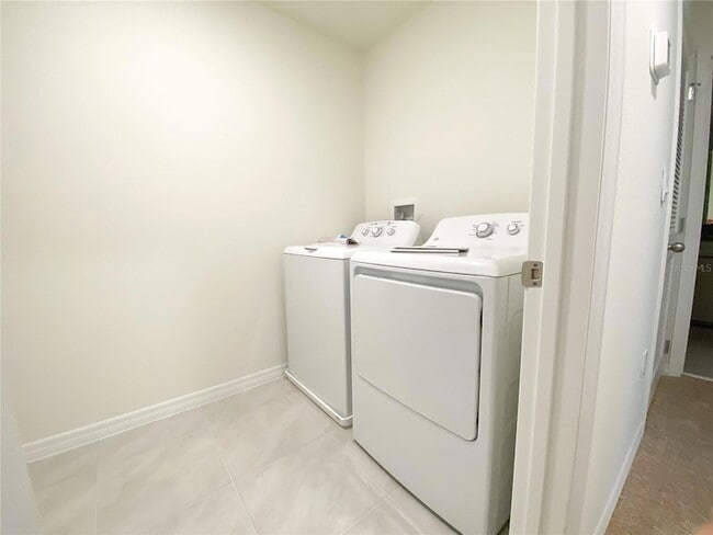 Building Photo - 495 Lily Ln