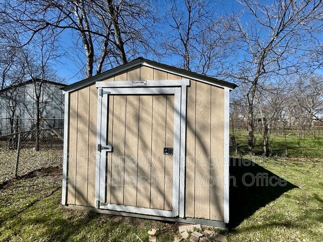 Building Photo - 208 W Franklin Ave