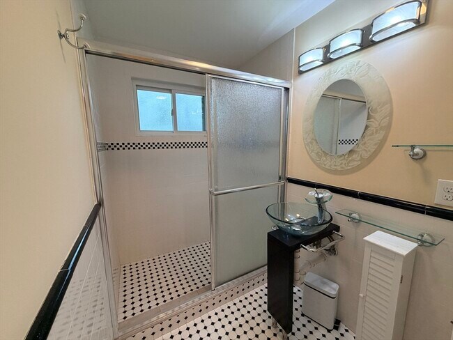 Building Photo - 112 E Quinobequin Rd