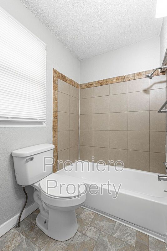 Building Photo - 2315 S Hawthorne Ave