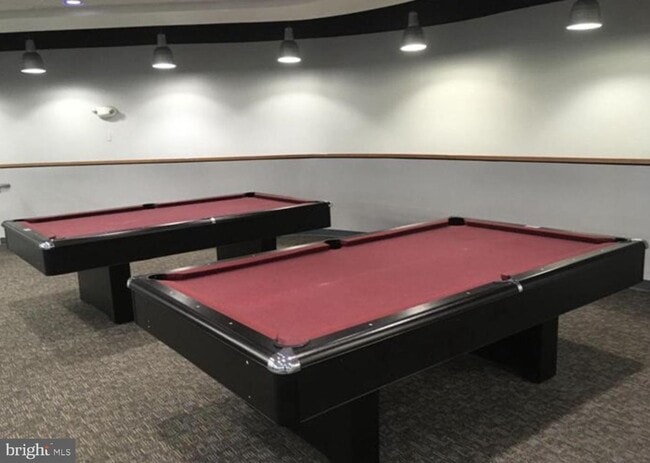 Building Photo - Spacious 1BR! Utilities Included! Rosslyn Metro! Pool!