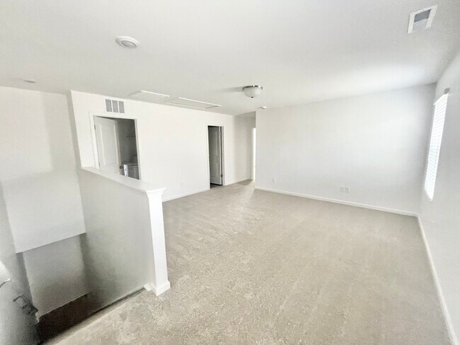 Building Photo - 3 br paired home with loft, minutes from I-77 I-40