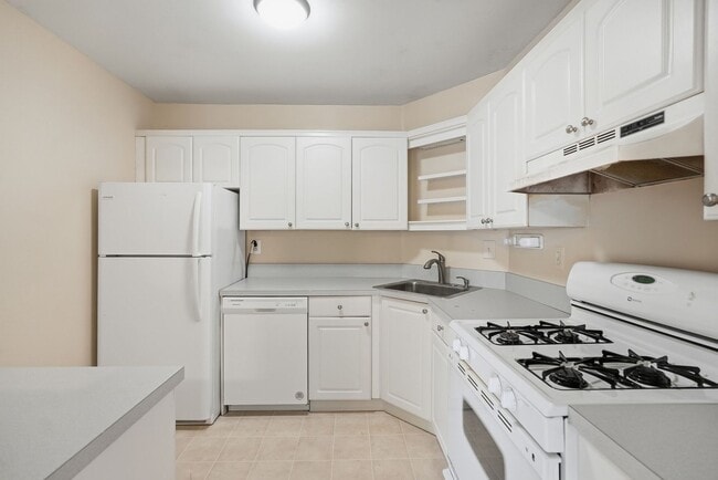 Building Photo - 3535 Chevy Chase Lake Dr