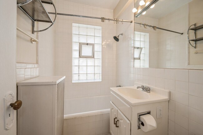 Building Photo - 2326 N Lincoln Park W