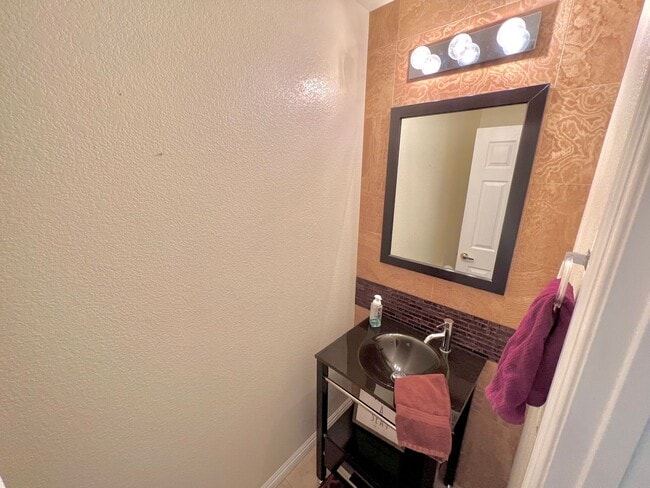 Building Photo - SOUTHERN HIGHLANDS! 3BD/2.5BA FURNISHED!