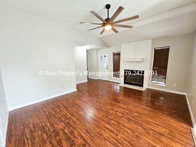 Building Photo - 3 Bedroom Close to Mercy Hospital - Availa...
