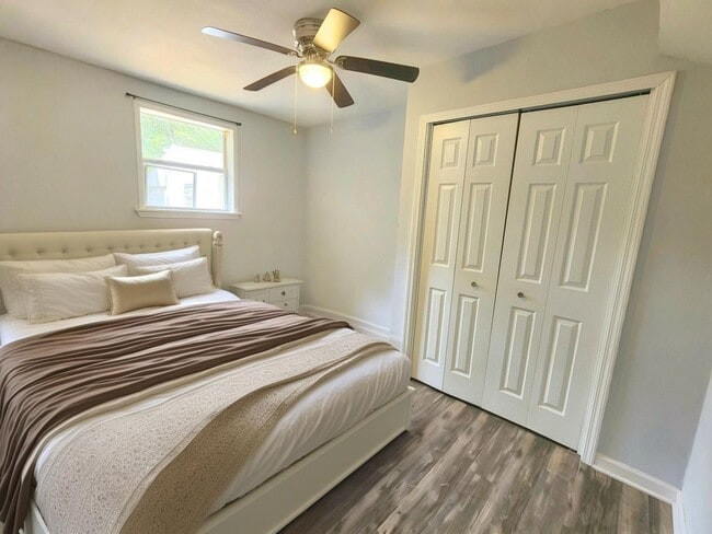 Building Photo - Stunning 4/2 Redecorated Home Close to I-110!