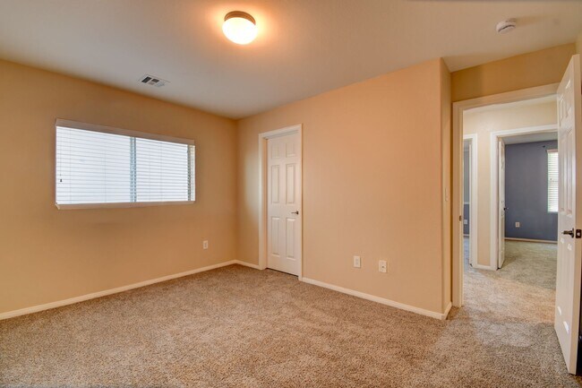 Building Photo - 4 Bed 3 Bath With Huge Loft