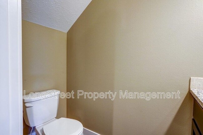 Building Photo - 484 S Monmouth Ave