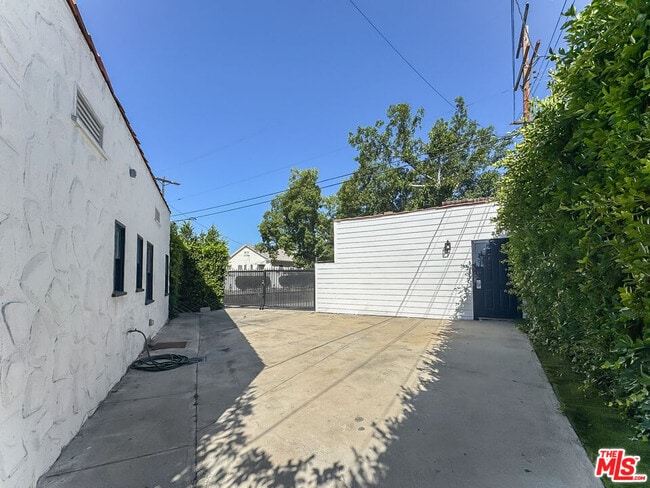 Building Photo - 1043 S Plymouth Blvd