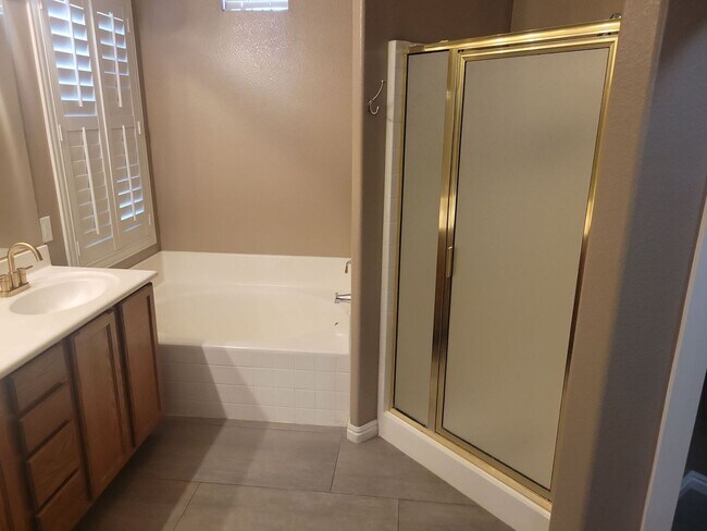 Building Photo - Spacious 3 Bedroom Home with Garage & Soak...