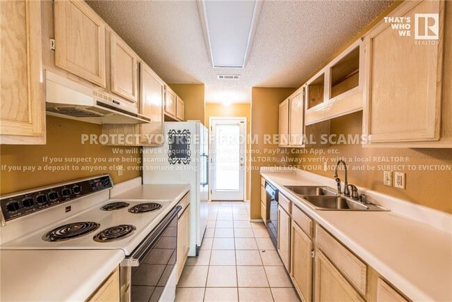 Building Photo - 3206 W Oakfield St