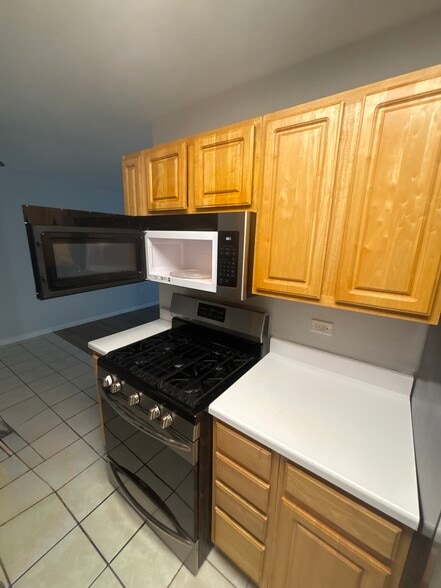 Building Photo - 555 Deepwoods Dr