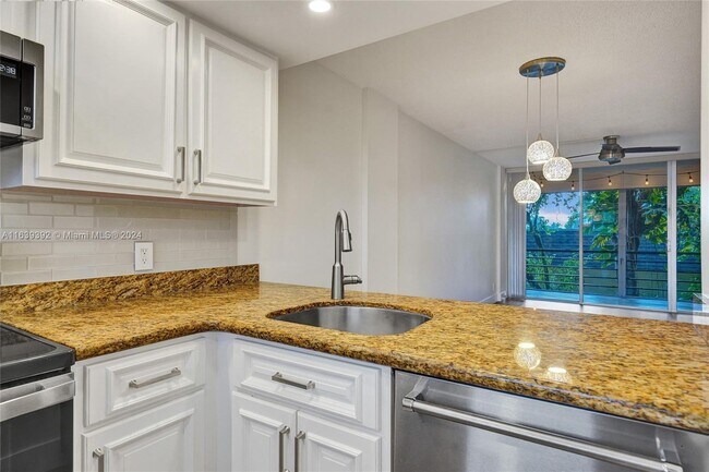 Building Photo - 119 Royal Park Dr