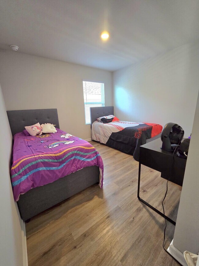 Building Photo - 1964 Catbird Trl