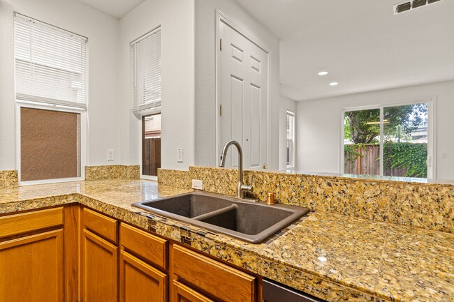 Building Photo - Modern 4 Bed Home with Office, AC, Garage,...