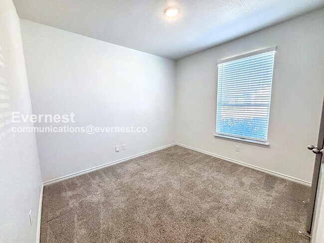 Building Photo - Limited Time Special Offer / 3 Bed/2 Bath Home with Garage / Pet-Friendly / Available Now!