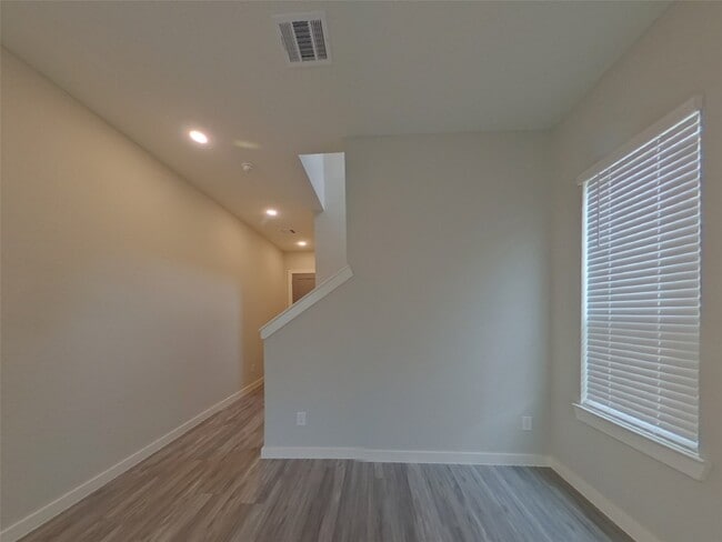 Building Photo - 9835 Willow Creek Commerce Dr
