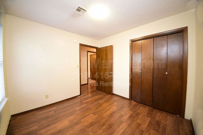 Building Photo - 746 W Commercial St