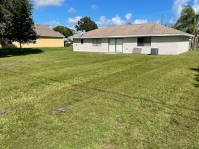 Building Photo - Spacious Rooms~Sunny~Large Yard~3Beds2Bath...