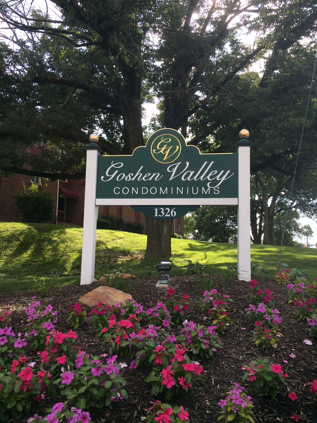 Building Photo - 2022 Valley Dr