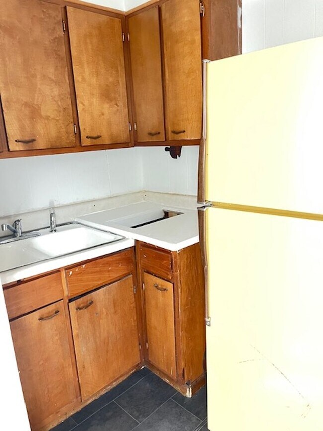 Building Photo - 2-Bedroom, 1-Bathroom Apartment in Converted Quadplex