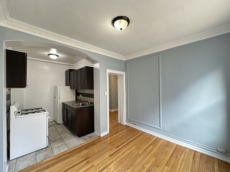 Building Photo - 1415 W Estes Ave