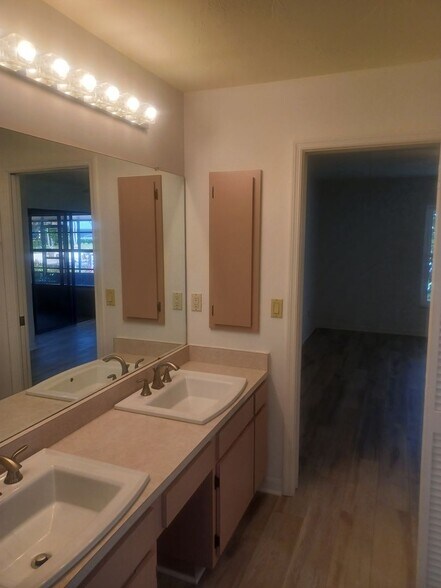 Building Photo - COMING SOON: Spacious Gulf Access 3 BR / 3 BA Home With a Large Screened Lanai for Entertaining &...