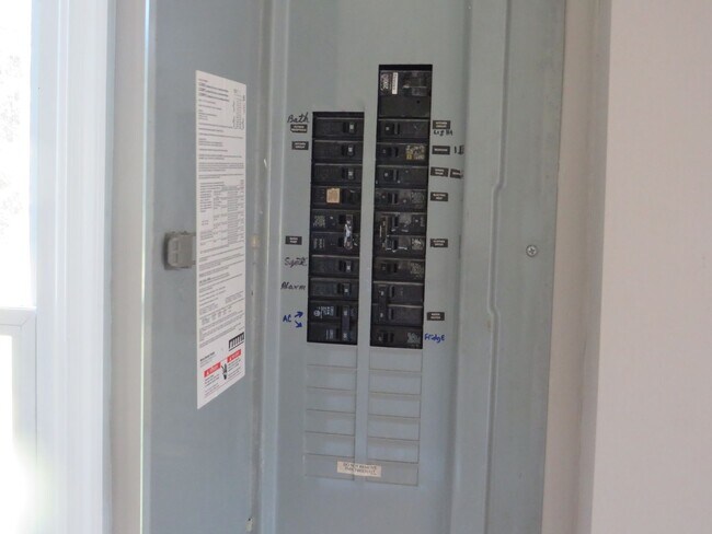 Building Photo - 3 Bedroom 2 Bath Home