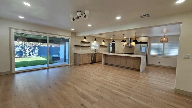Building Photo - 114 S Emerald Pl