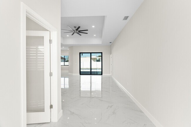 Building Photo - 2014 NE 9th Ave