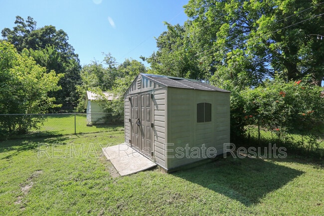 Building Photo - 1402 Lawrence Ave