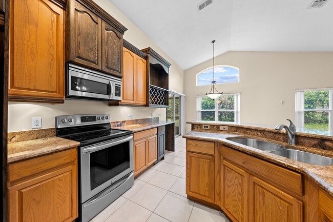 Building Photo - Immaculate 3 Bedroom Home in Gated Community - Stonefield