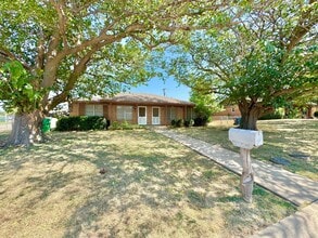 Building Photo - Charming 2 Bed 1 Bath Duplex - Walk to Sch...