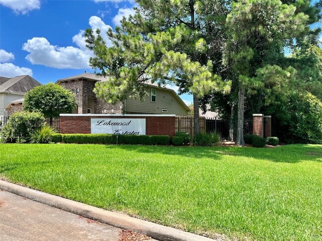 Building Photo - 202 Almond Dr
