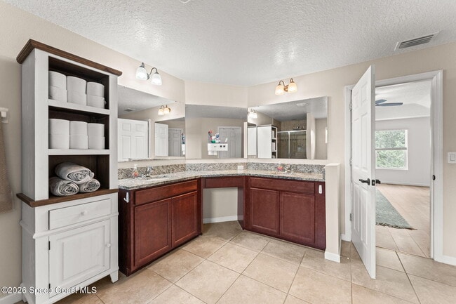 Building Photo - 553 Trymore Dr SE