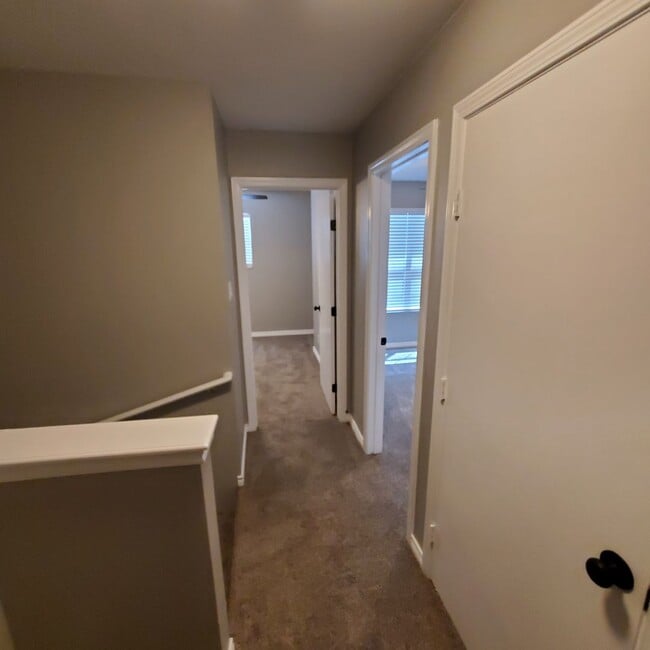 Building Photo - Beautiful Town Home