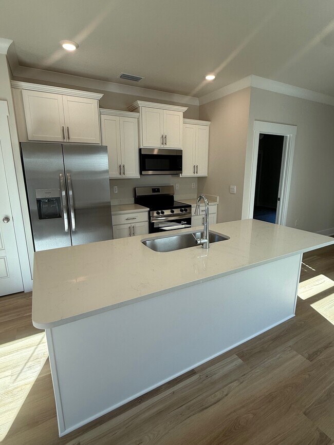 Building Photo - 676 Overland Dr