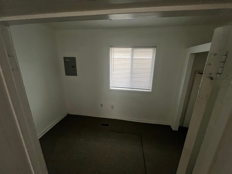 Building Photo - 690 York Ave