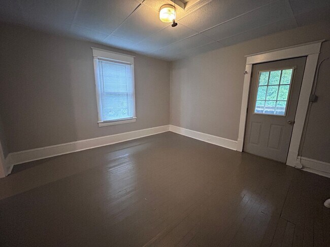Building Photo - Spacious 3 BR home, Minutes to Medical Cen...