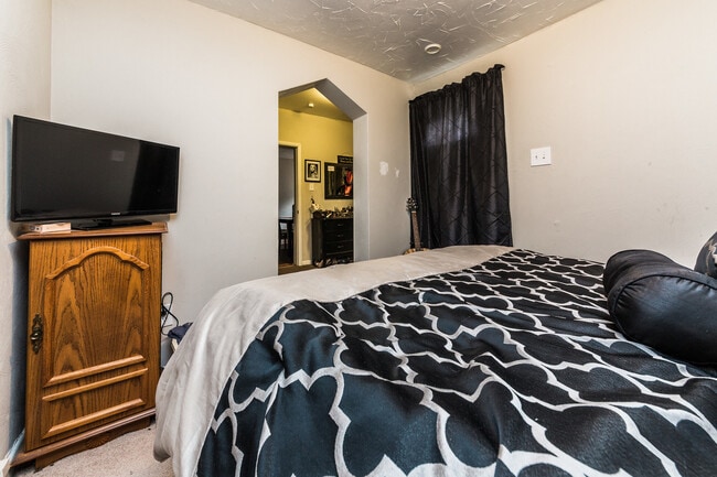 Building Photo - 1028 E Warrington Ave