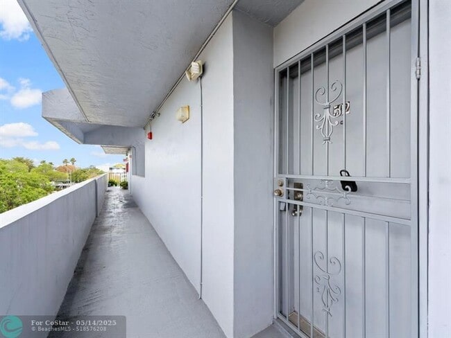 Building Photo - 310 Fontainebleau Blvd