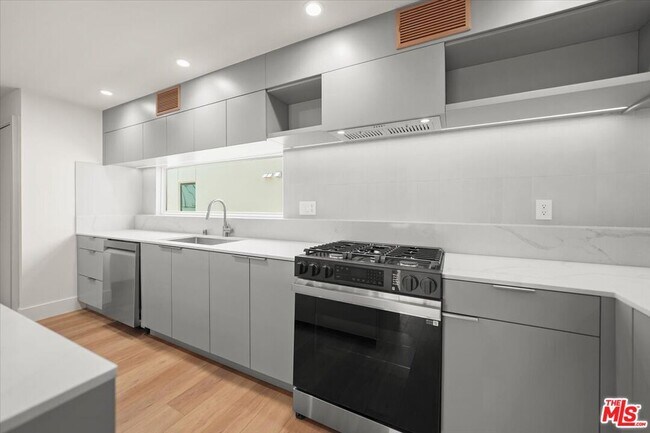Building Photo - 1752 N Van Ness Ave