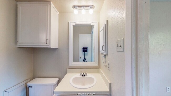Building Photo - 303 Manuel Dr
