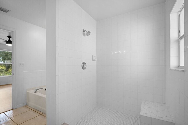 Building Photo - Well maintained Single family home 2 bed 2...